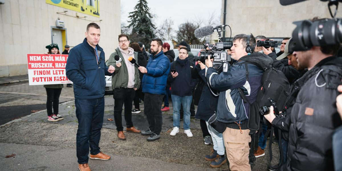 Menczer Tamás a Digitális Polgári Körök békegyűlése előtt Kecskeméten december 6-án 