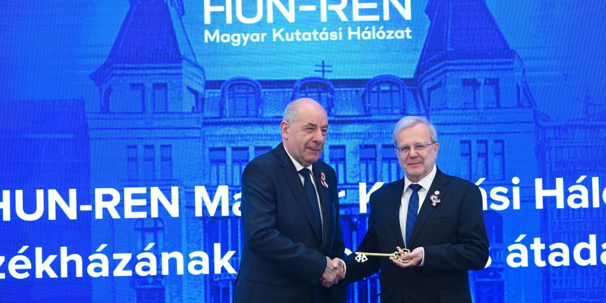 Sulyok Tamás köztársasági elnök jelképesen átadja a HUN-REN Magyar Kutatási Hálózat új székházának kulcsát Gulyás Balázs HUN-REN-elnöknek március 14-én 