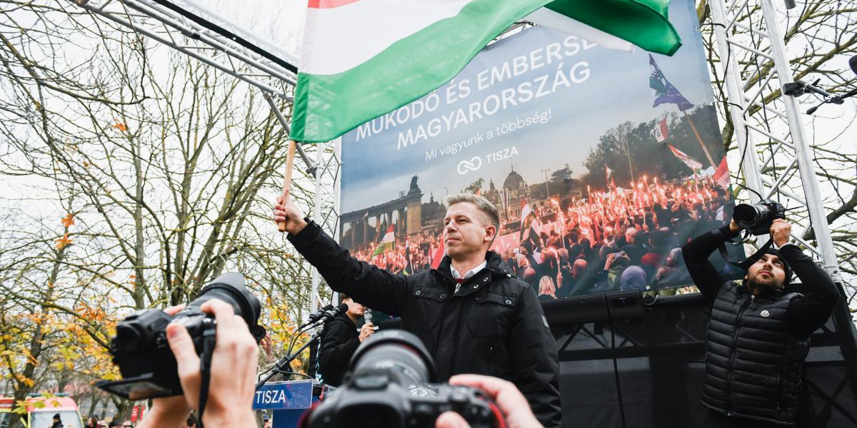 Magyar Péter, a Tisza Párt elnöke magyar zászlóval. Kecskeméten, kint;