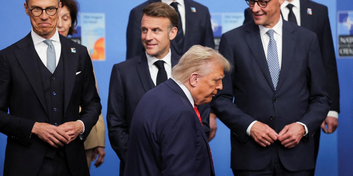 Jól leírja a kép az EU vezetői és Donald Trump viszonyát. Az amerikai elnök mellett Alexander Stubb finn elnök, továbbá Macron és Merz áll