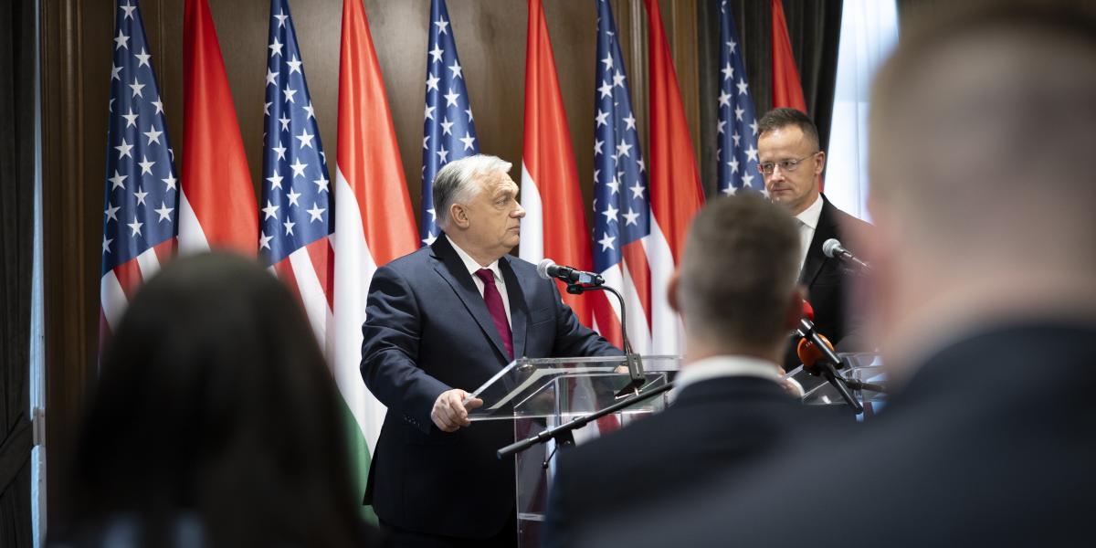 Orbán Viktor és Szijjártó Péter sajtótájékoztatót tart a Donald Trump amerikai elnökkel folytatott találkozó után a washingtoni magyar nagykövetségen november 7-én 