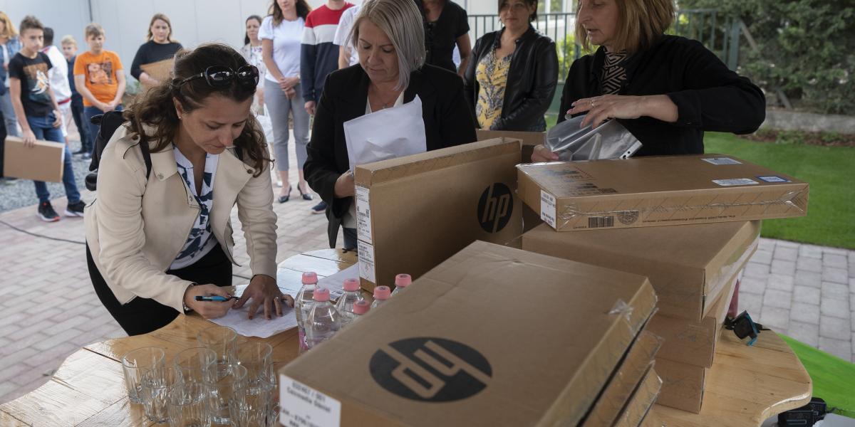 Átveszik a szülők a laptopokat a dunaharaszti iskolában