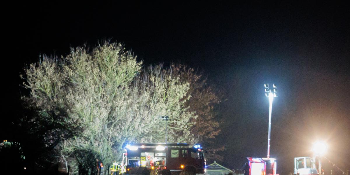 Tűzoltóautók a sérült vezetéknél. 