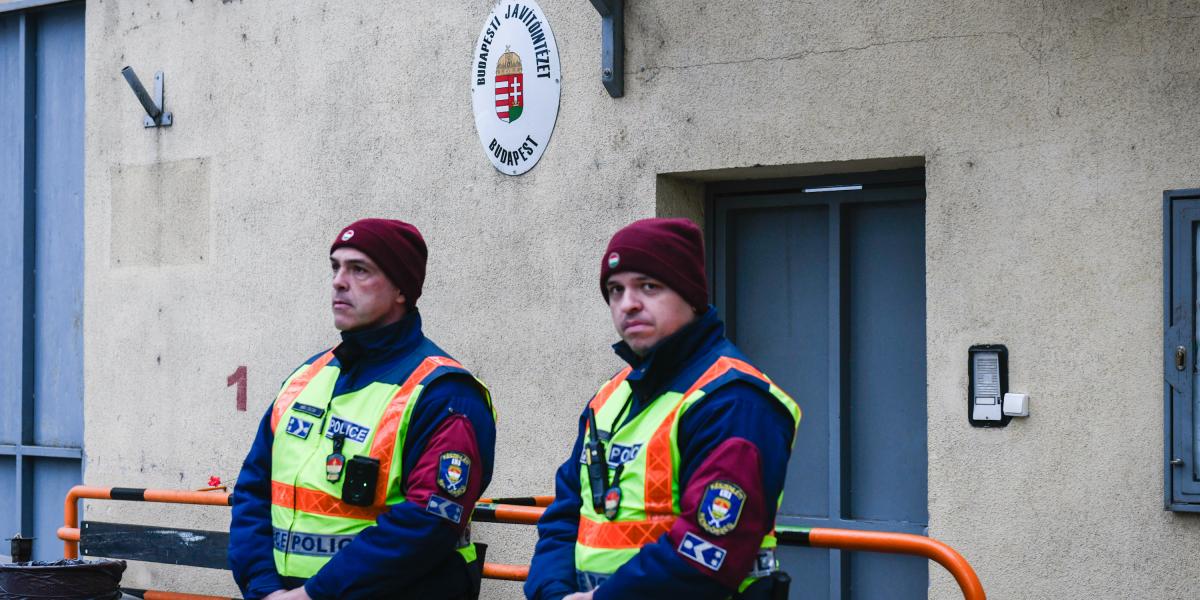 Rendőrök a Szőlő utcai javítóintézet előtt december 10-én 