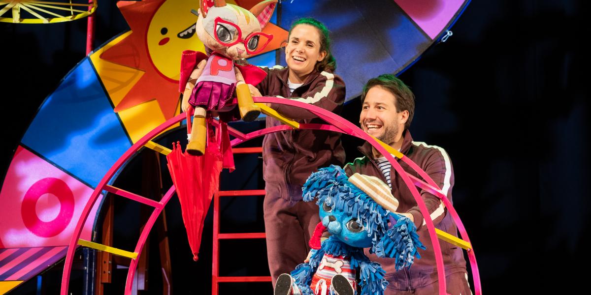  Kutya macska barátság (Nyirkó Krisztina, Nizsai Dániel) a Piros esernyő című darab előadásán