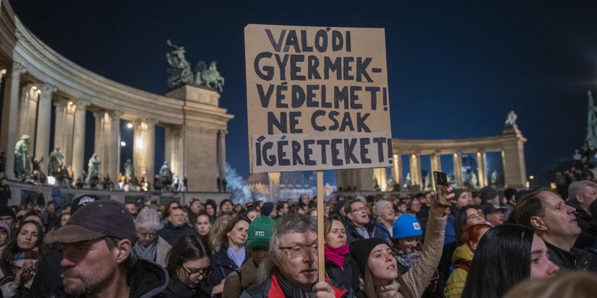 Nagy gyermekvédelmi tüntetés a Hősök terén a 2024. február 16-án, a kegyelmi botrány kirobbanása után