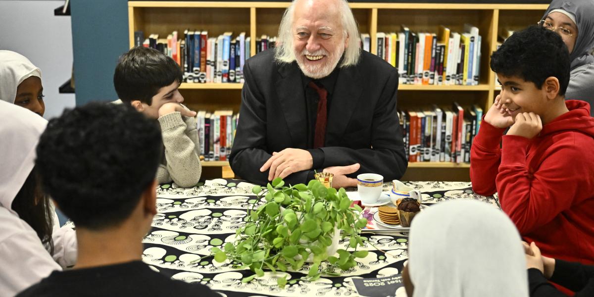 Krasznahorkai László a Rinkeby Könyvtárban mosolygós gyerekek között