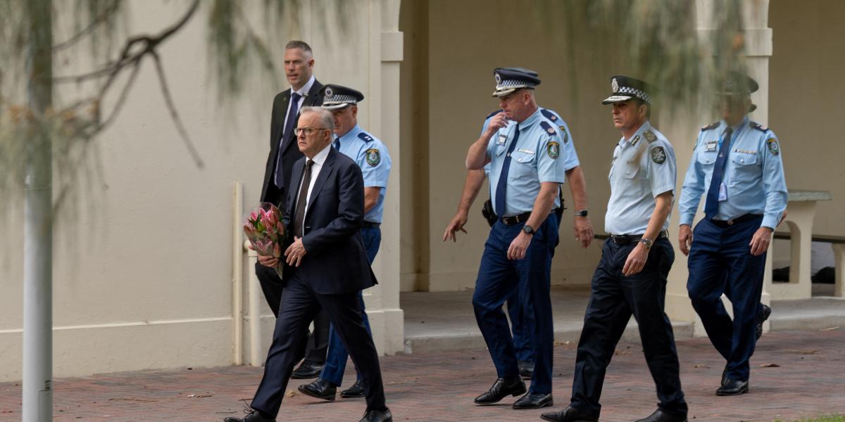 Anthony Albanese ausztrál miniszterelnök Bondi Beach-en december 15-én 