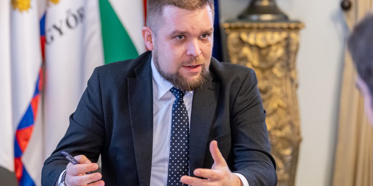 Pintér Bence szerint a fideszes Dézsi Csaba András csapnivaló polgármestere volt a városnak