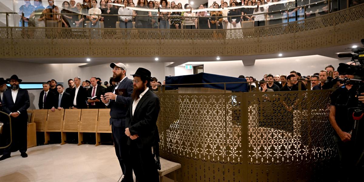 Virrasztást tartanak és imádkoznak a terror áldozataiért a zsidó közösség tagjai Sidney-ben