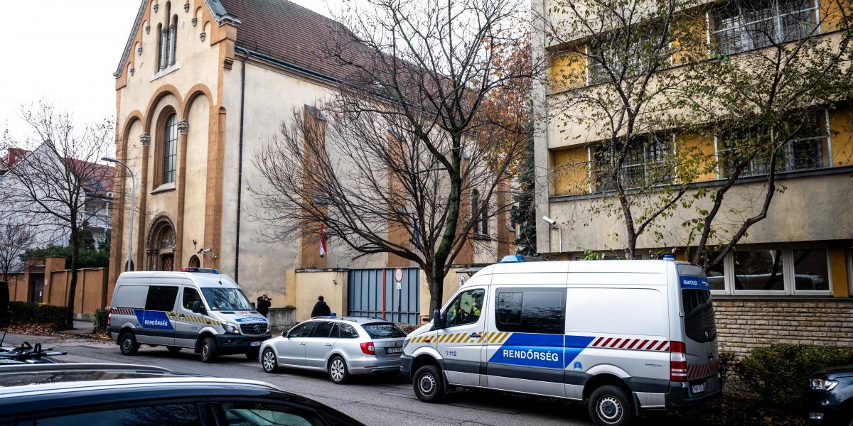 Komoly erőkkel vonultak ki a hatóságok az intézethez