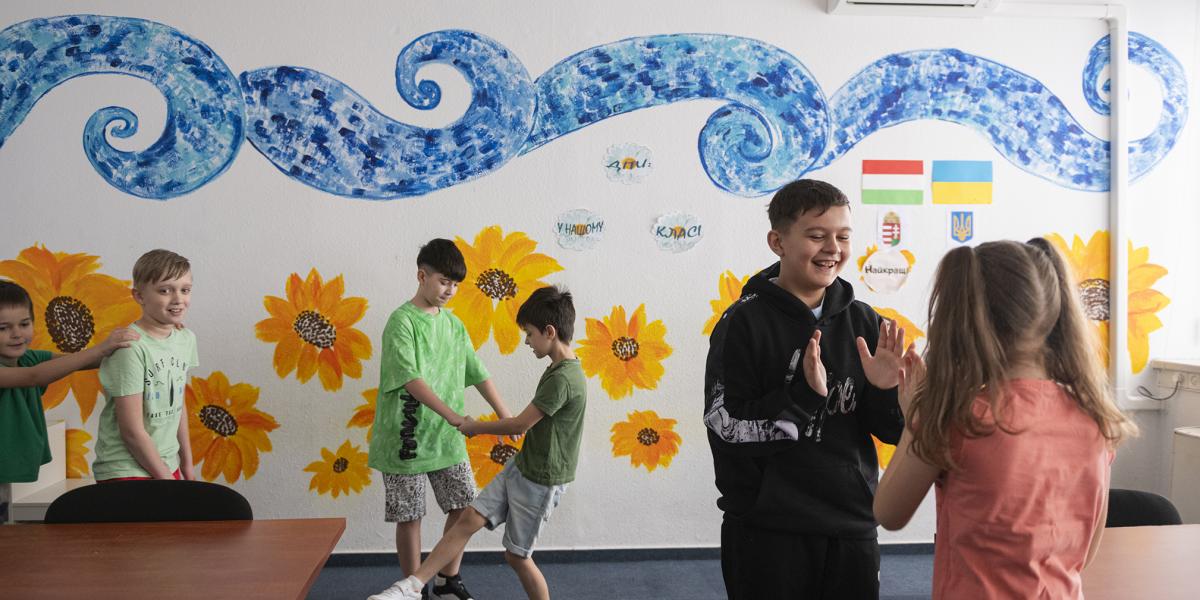Ukrán tanulók a Migration Aid civil szervezet által tavaly augusztus végéig Budapesten működtetett Learning Without Borders pop-up iskolában, ahol jórészt menekült tanárok tanítottak menekült gyerekeket