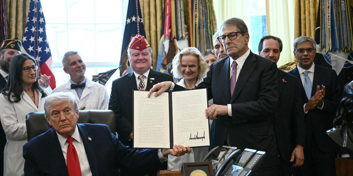 Donald Trump és Howard Kessler, tartják a marihuánára vonatkozó korlátozások enyhítéséről szóló elnöki rendeletet december 18-án.