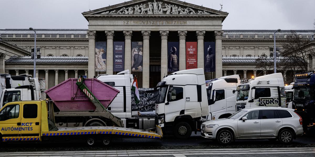 Tüntető fuvarozók a Hősök terén december 22-én 