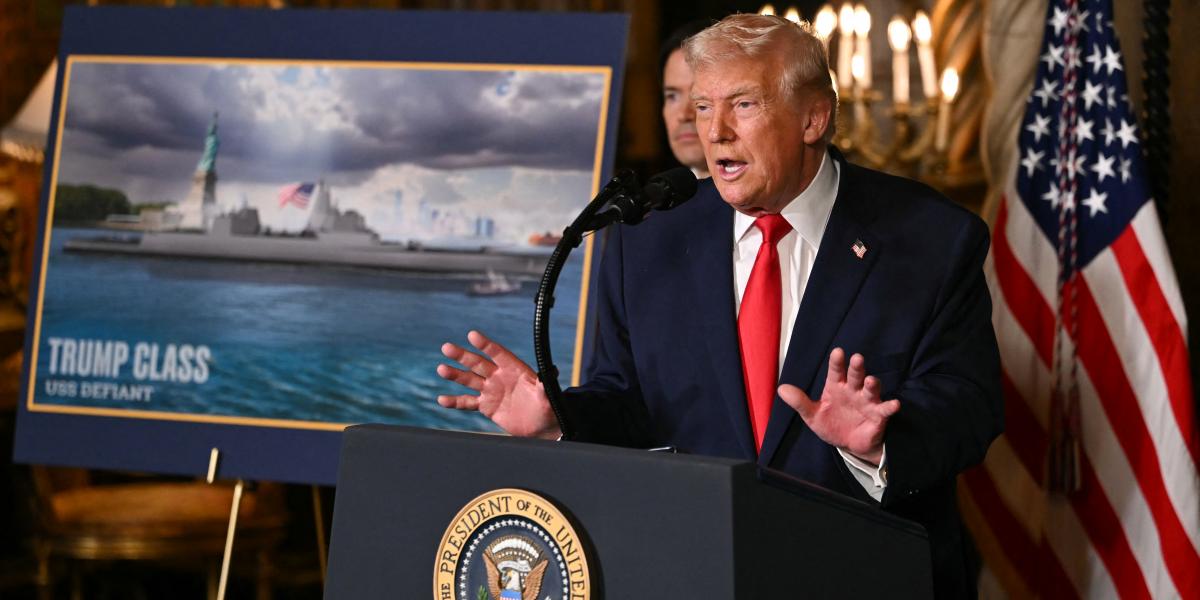 Donald Trump amerikai elnök új hadihajók megépítését jelenti be Floridai rezidenciáján