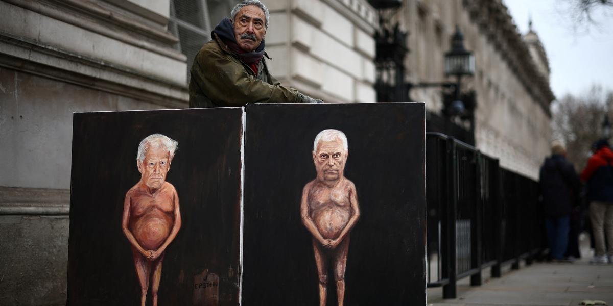 A politikai aktivista és festő Kaya Mar a Trumpról és András hercegről készült festményeivel Londonban