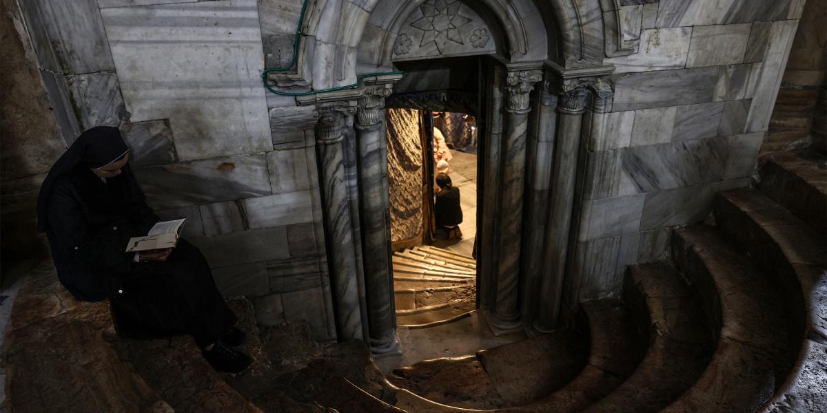 A Jézus szülőhelyéhez vezető lépcsők a betlehemi bazilikában