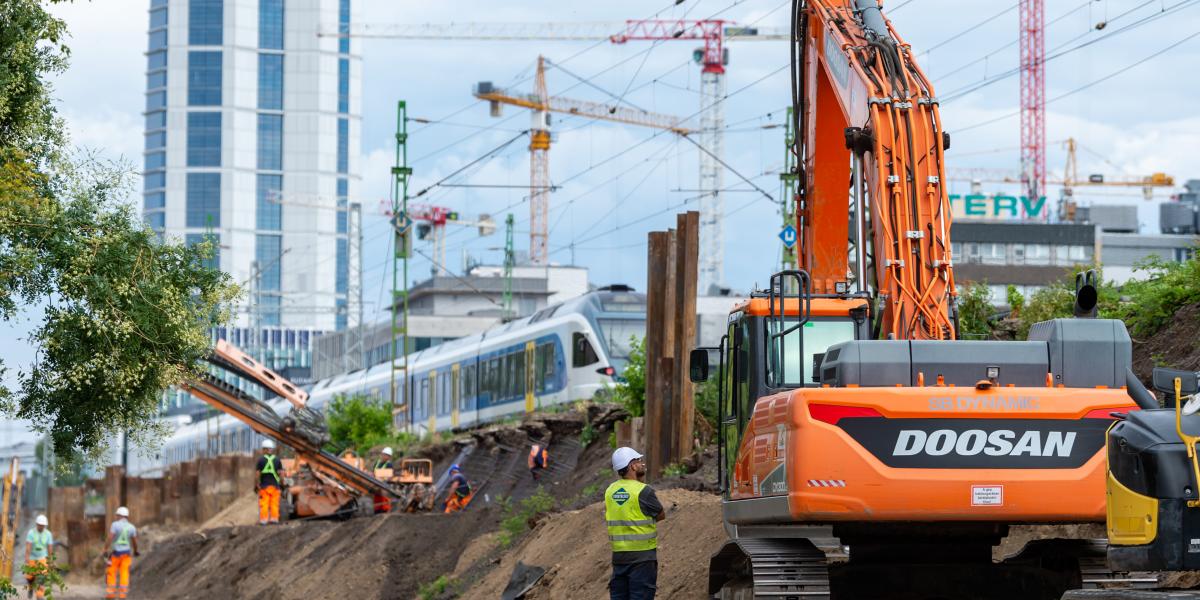 Kelenföldön sorban vágták ki a fákat a beruházás során