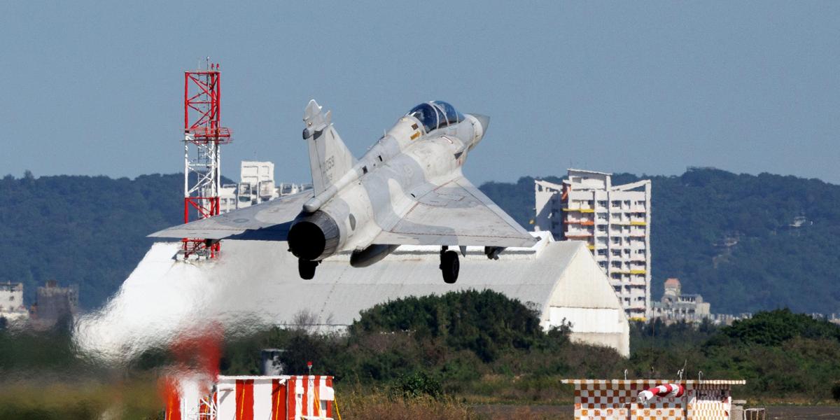 A tajvani légierő vadászgépe száll fel a Hsinchu légibázisról 2025. december 29-én, miután Kína aznap nagyszabású hadgyakorlatot indított Tajvan körül.