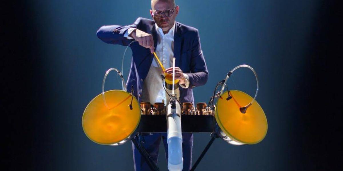 Jean-François Laporte és a Babel Table. A rezgéseket szenzorok rögzítik, digitális feldolgozás erősíti és rétegzi őket