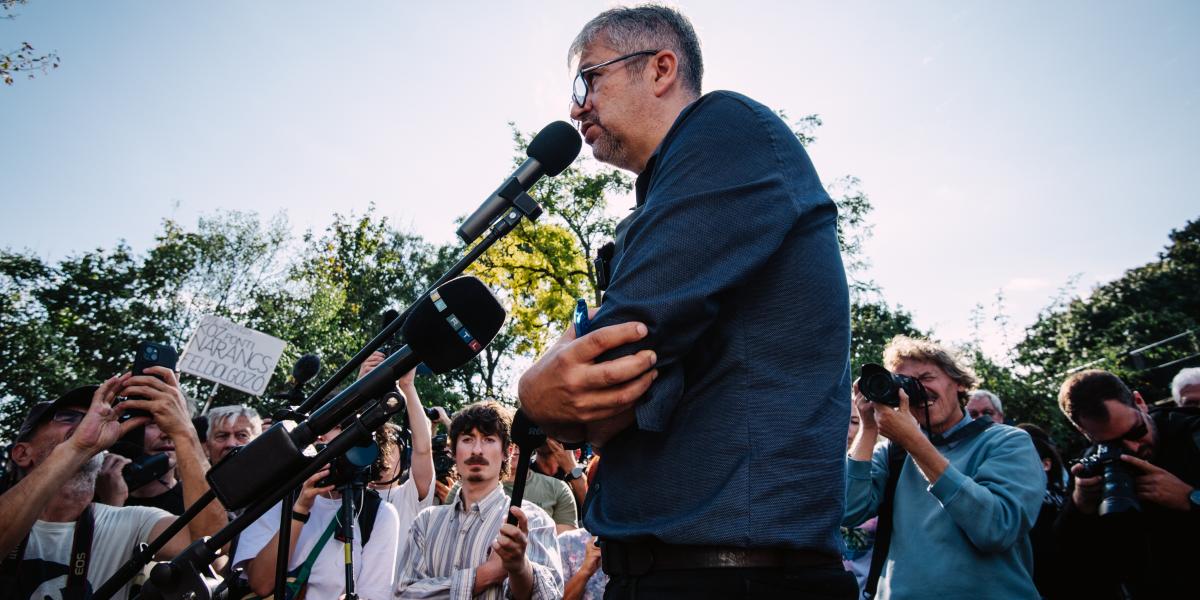 Hadházy Ákos demonstrál a hatvanpusztai birtok előtt szeptember 27-én 