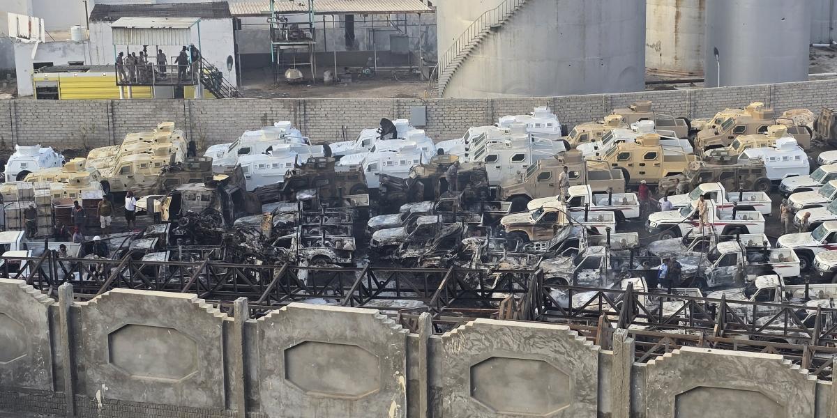 Kiégett autók a légicsapás után. 