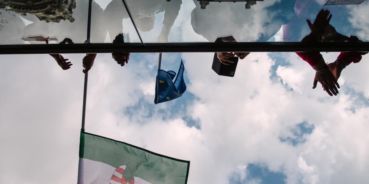 "Nem hagyjuk abba" elnevezésű tüntetés résztvevői 2025. május 27-én