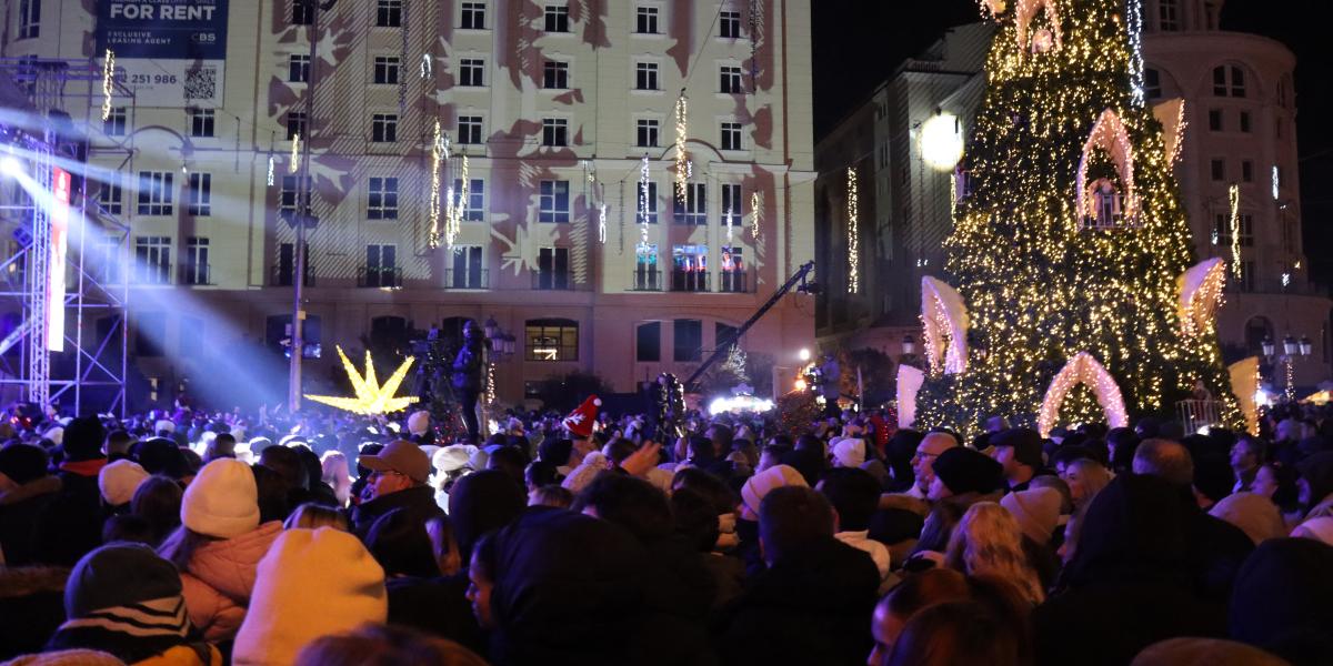Ünneplő tömeg Szkopjéban 2026. január 1-én