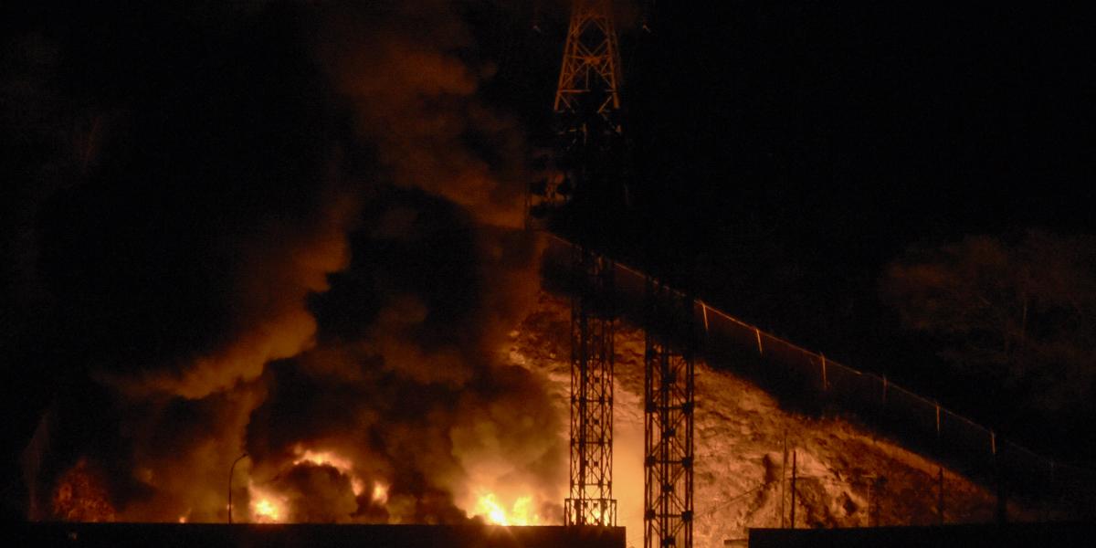 Tűz a Fuerte Tiuna-ban, Venezuela legnagyobb katonai komplexumában a 2026. január 3-i caracasi robbanássorozat után.