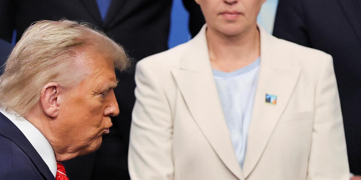 Mette Frederiksen dán miniszterelnök Donald Trump mögött egy NATO-ülésen 