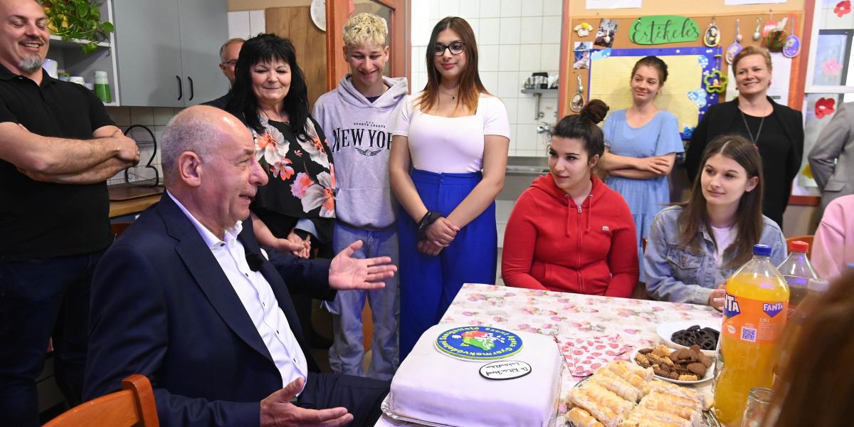 Sulyok Tamás (ül, zakóban) köztársasági elnök