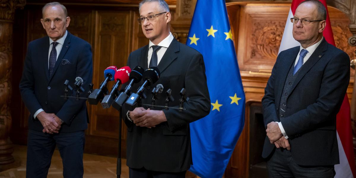 Gémesi György, a MÖSZ elnöke, Gödöllõ polgármestere, Hanusi Péter, a TÖOSZ elnöke, Mátészalka  polgármestere kedden Navracsics Tiborral