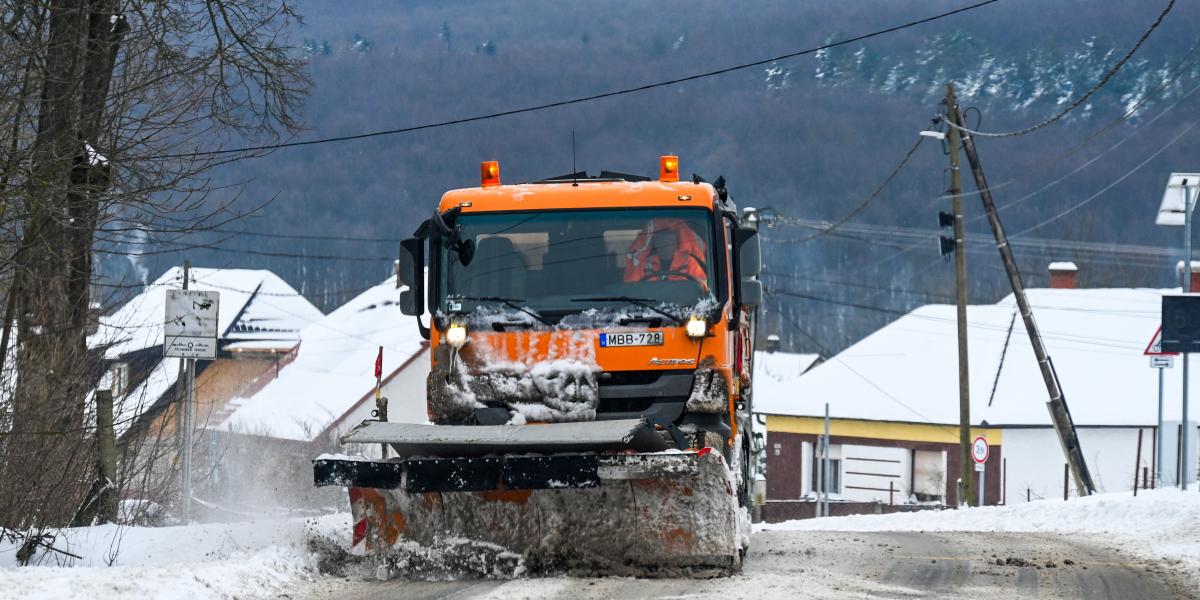 Hókotró dolgozik a 82-es számú úton Zirc-Kardosrétnél 2026. január 7-én