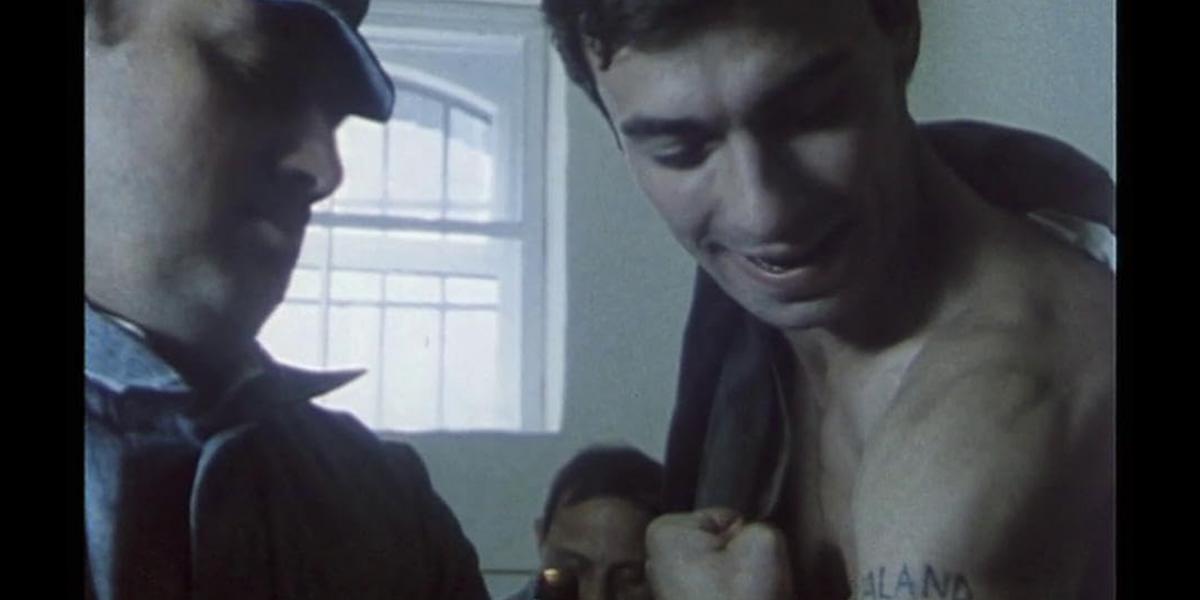 A Kaland az élet (1989) már nem a kilátástalan, fészkelődő pangás világában mozgatja hőseit (Attila szerepében jobbra Andrej Gavrilov) 