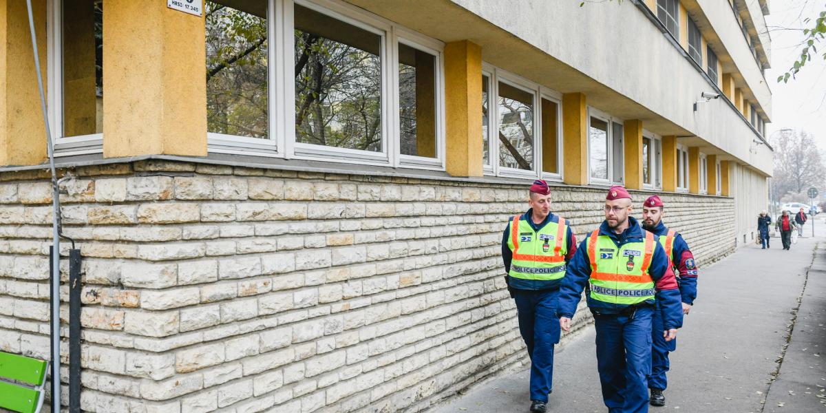 Rendőrök a Szőlő utcai javítóintézet előtt.