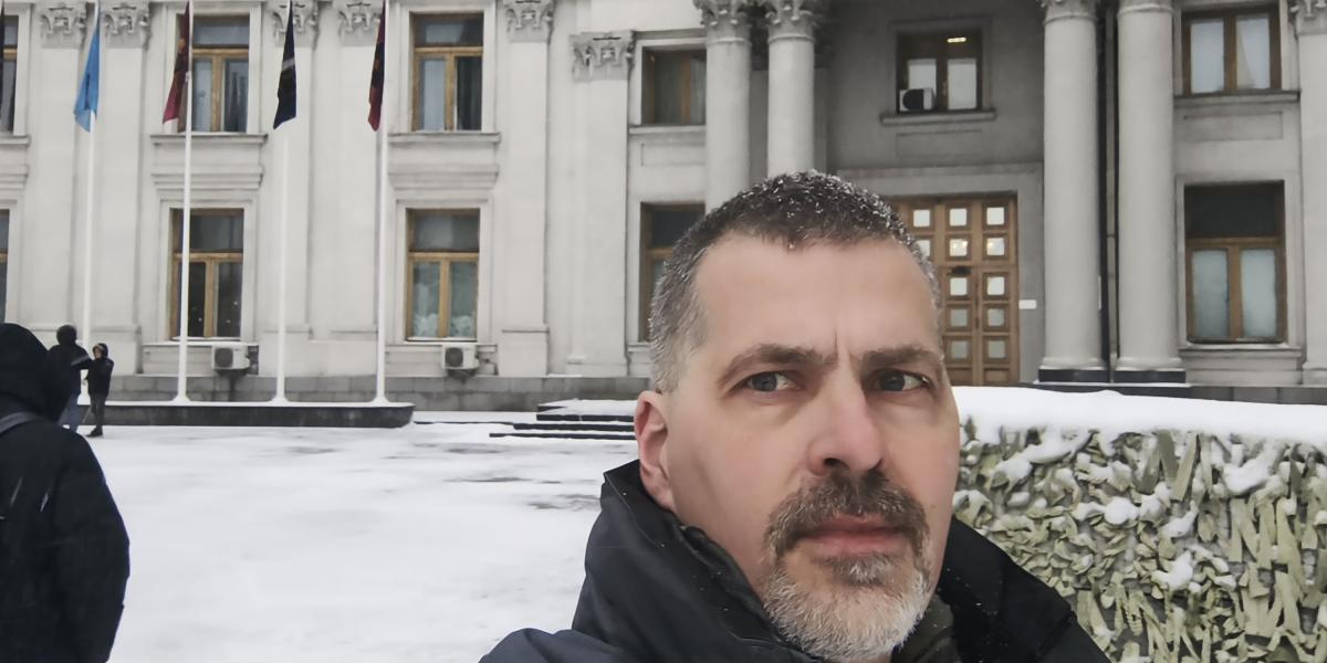 Trautmann Balázs az ukrán külügyminisztérium épülete előtt.