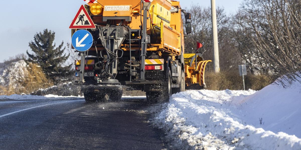 Hókotró munkagép szórja az utat Csobánka és Pilisvörösvár között 2026. január 8-án