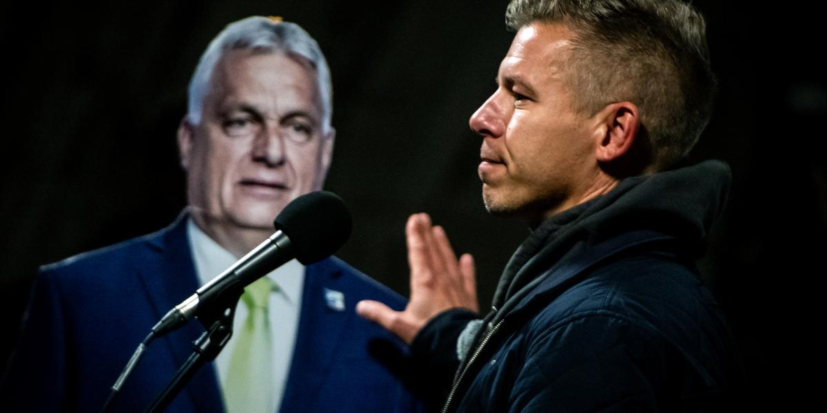 Magyar Péter Orbán Viktor kép­má­sával. 