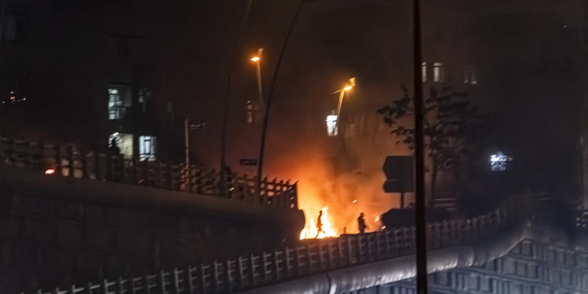Égő épület a tüntetés során, 2026. január 9-én.