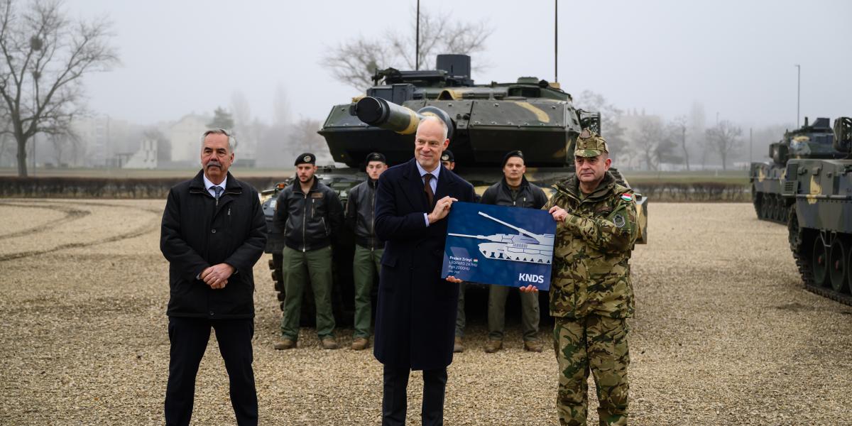 A 44. Leopárd harckocsi megérkezésével decemberben teljessé vált a magyar harckocsi flotta.