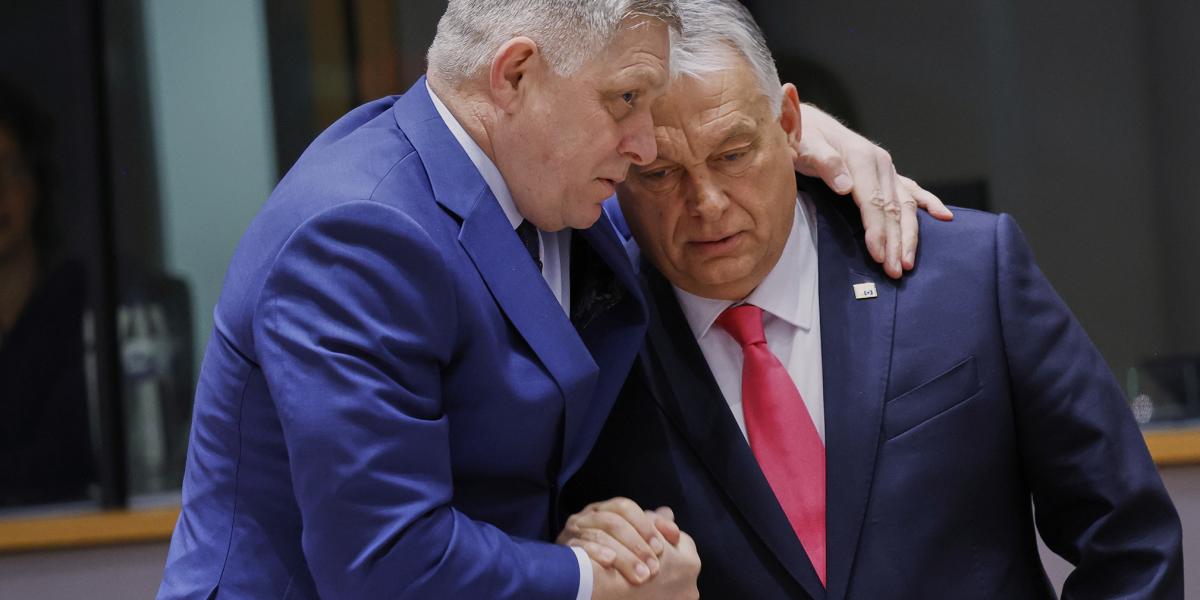 Fico és Orbán. Támogatják egymást. Bármi áron