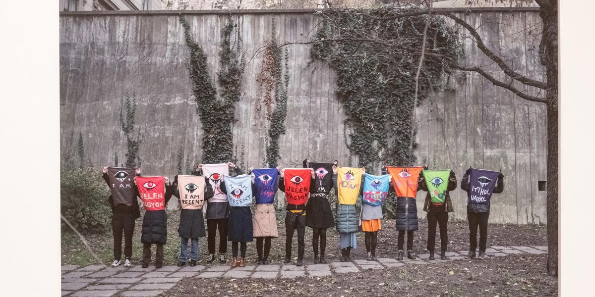 Rachel Fallon ír művész performanszprojektje, melyet 2023. november 25-én, a nők elleni erőszak megszüntetésének világnapján Budapesten mutattak be