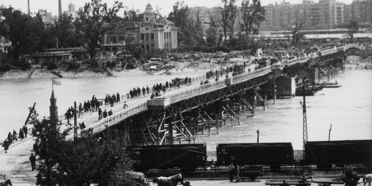 A Manci híd,
azaz a II. világháborúban
lerombolt
Margit
híd mellett felépített
ideiglenes
pontonhíd. A
szerző édesapját
is lekapcsolták
az oroszok egy
kis „málenkij
robot”-ra