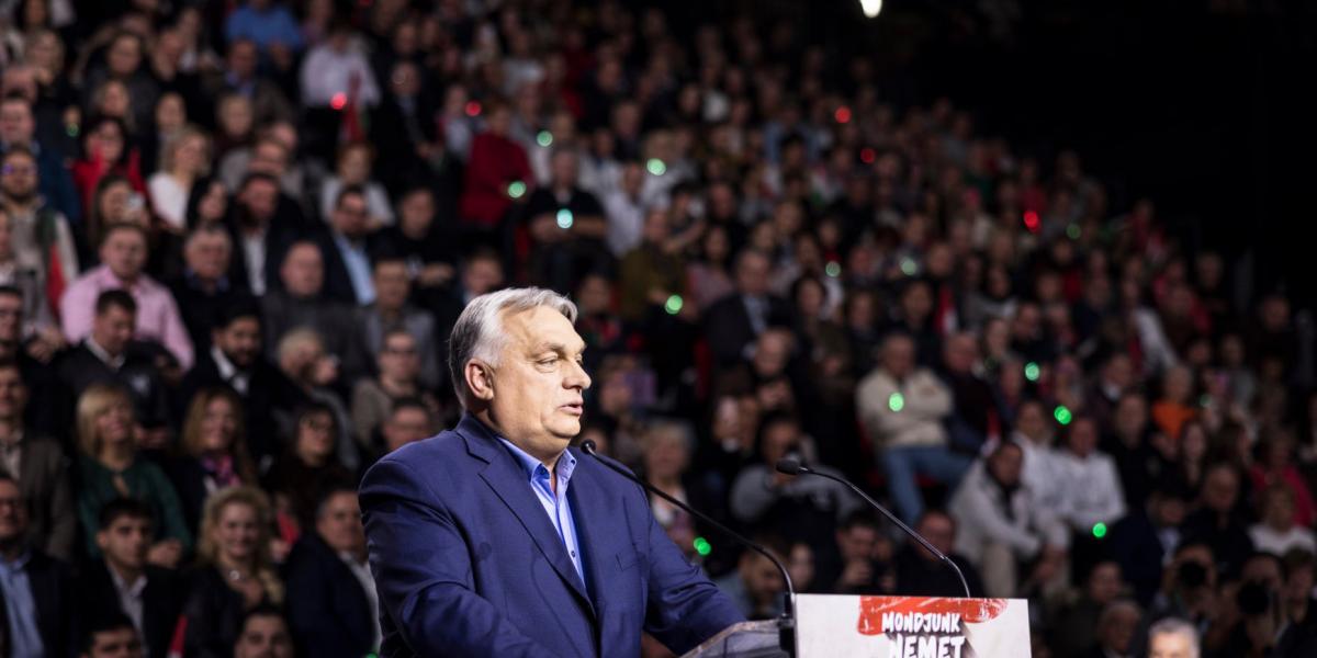 Orbán Viktor a közönség kérdéseire válaszolt szó szerint kimerítően hosszan a miskolci „háborúellenes” gyűlésen