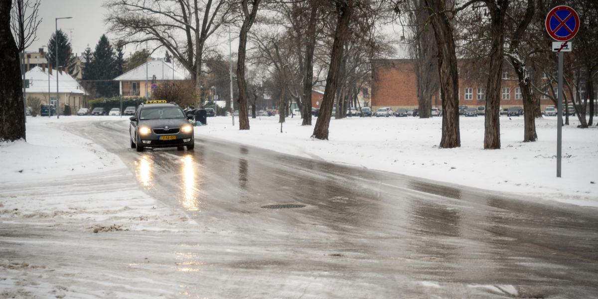 Jármű a jeges úton Győrben, a Bercsényi ligetben 2026. január 13-án