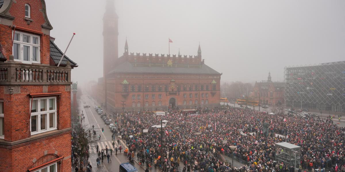 Koppenhágá­ban ezrek tiltakoztak Trump elnök Grönland megvételére irányuló terve ellen. A tüntetők a sarkvidéki terület piros-fehér zászlóival az amerikai nagykövetség elé vonultak