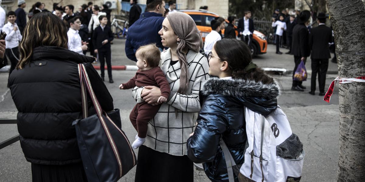 Káosz alakult ki a bölcsődénél, ahol aggódó és dühös szülők keresték a gyermekeiket 