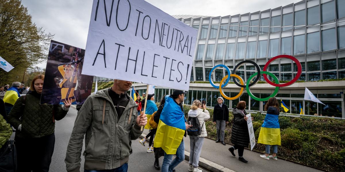 Tüntetés a NOB-székháznál a semleges színek ellen
