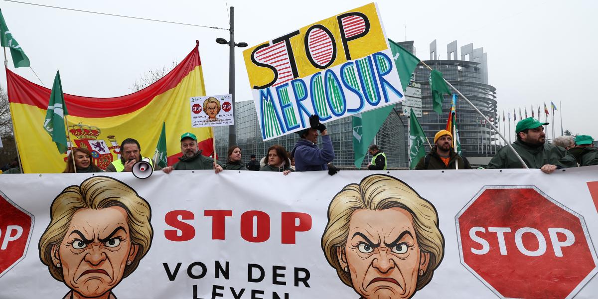 Gazdák tiltakoznak a Mercosur kereskedelmi megállapodás ellen Strasbourgban 2026. január 20-án