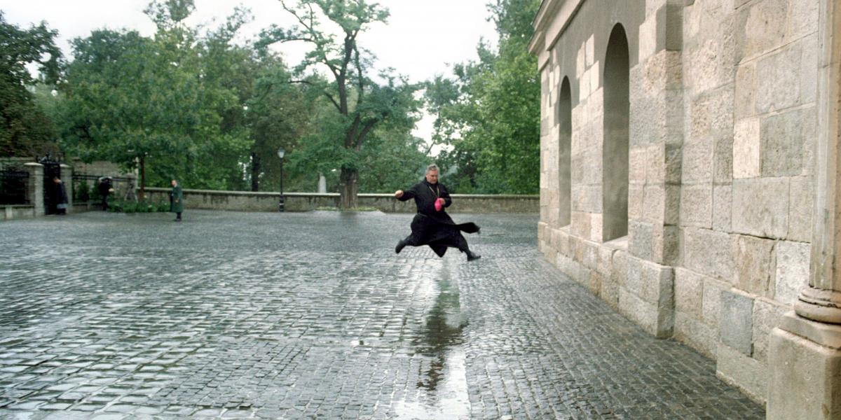 Várszegi Asztrik tüneményes könnyedséggel lép át egyik világból a másikba